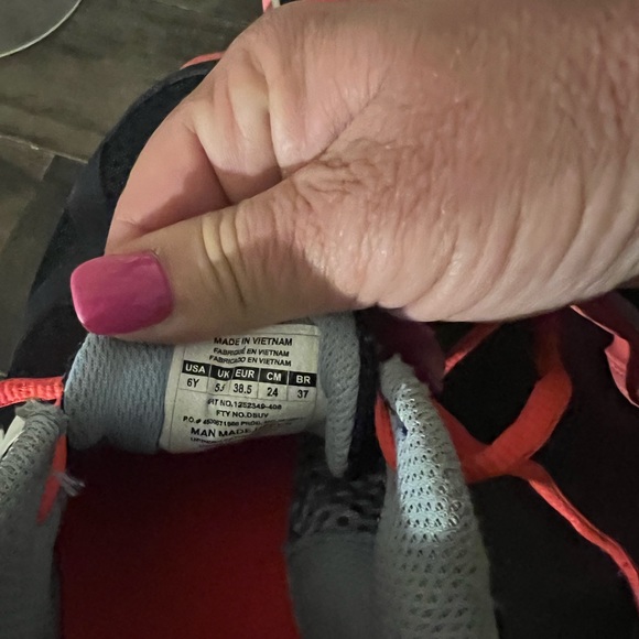 Under Armour women’s sneakers - Picture 5 of 8